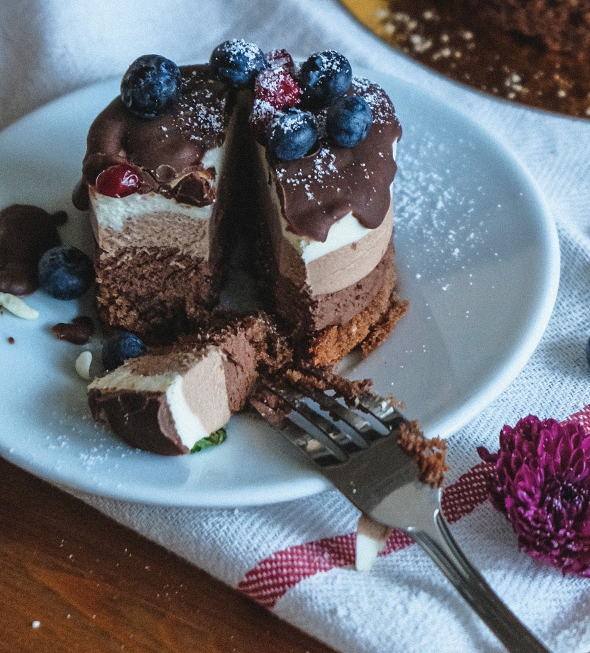 https://www.bakehoney.com/blog/wp-content/uploads/2019/08/Cake-Storage-to-Choco-cake-cut.jpg