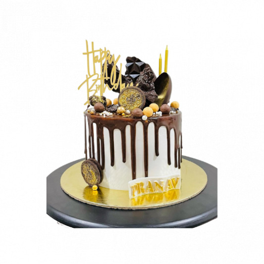 Tall Chocolate Cake With Fondant Collar | bakehoney.com
