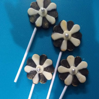 Chocolates Flower Lollipop online delivery in Noida, Delhi, NCR,
                    Gurgaon