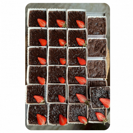 Brownies With Strawberry online delivery in Noida, Delhi, NCR, Gurgaon