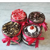 Beautiful Jar Cake online delivery in Noida, Delhi, NCR,
                    Gurgaon