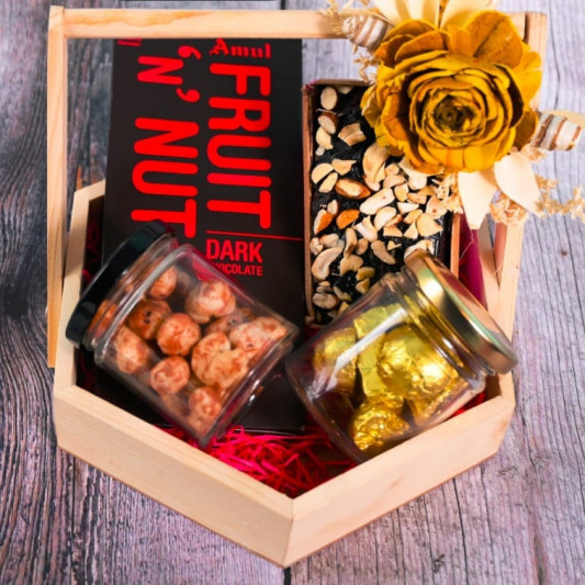 Gift Hampers - 16 online delivery in Noida, Delhi, NCR, Gurgaon