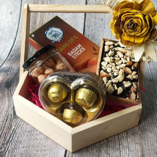 Gift Hampers - 30 online delivery in Noida, Delhi, NCR, Gurgaon